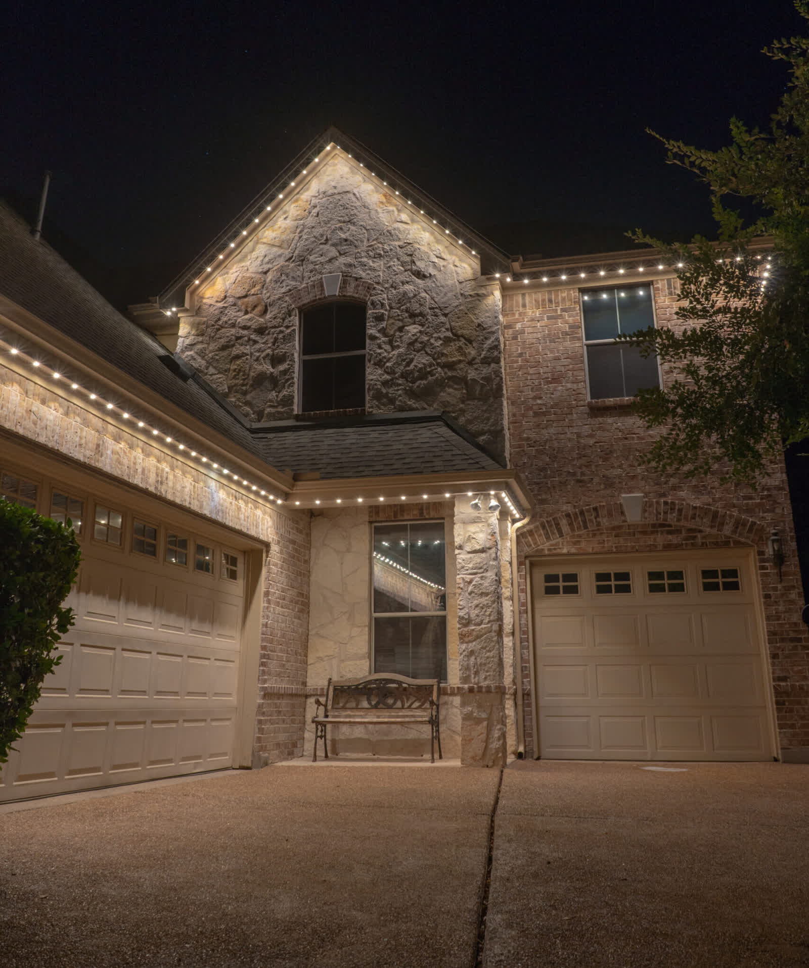 Two-story home roofline lighting